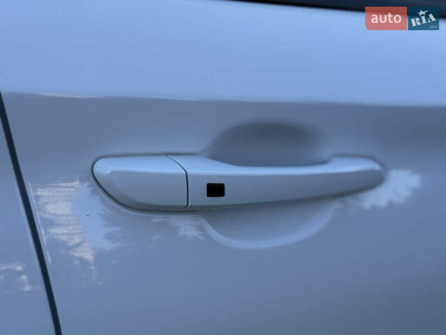 Белый Хендай Kona Electric, объемом двигателя 0 л и пробегом 80 тыс. км за 16900 $, фото 42 на Automoto.ua