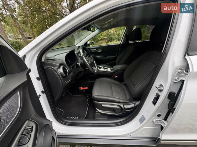 Белый Хендай Kona Electric, объемом двигателя 0 л и пробегом 103 тыс. км за 17999 $, фото 49 на Automoto.ua