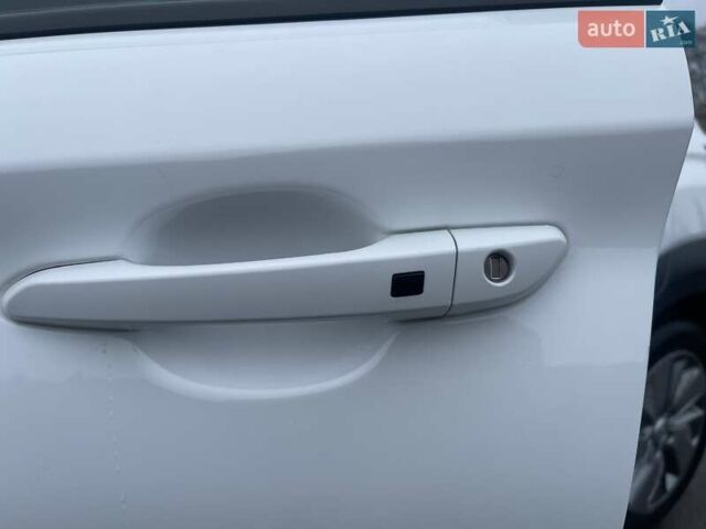 Білий Хендай Kona Electric, об'ємом двигуна 0 л та пробігом 158 тис. км за 16500 $, фото 36 на Automoto.ua