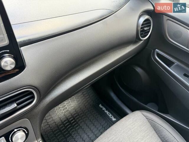 Білий Хендай Kona Electric, об'ємом двигуна 0 л та пробігом 64 тис. км за 14950 $, фото 97 на Automoto.ua