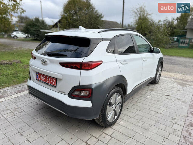 Белый Хендай Kona Electric, объемом двигателя 0 л и пробегом 107 тыс. км за 18465 $, фото 2 на Automoto.ua