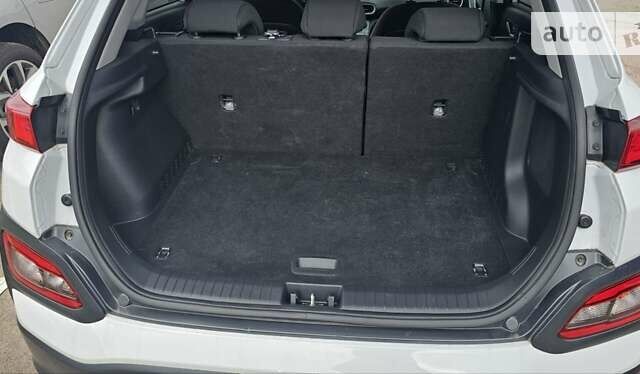 Белый Хендай Kona Electric, объемом двигателя 0 л и пробегом 50 тыс. км за 21500 $, фото 14 на Automoto.ua