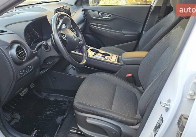Белый Хендай Kona Electric, объемом двигателя 0 л и пробегом 44 тыс. км за 17450 $, фото 17 на Automoto.ua