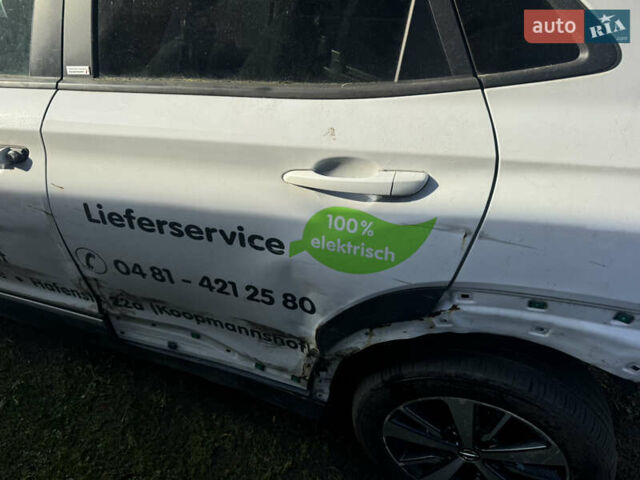 Белый Хендай Kona Electric, объемом двигателя 0 л и пробегом 50 тыс. км за 10599 $, фото 5 на Automoto.ua