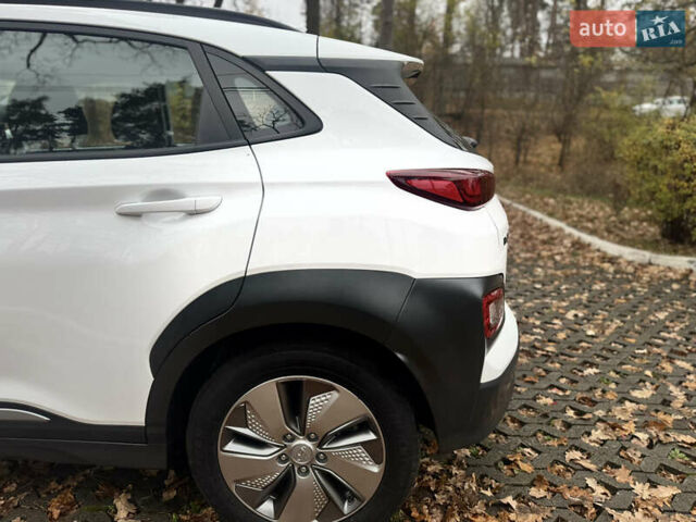 Белый Хендай Kona Electric, объемом двигателя 0 л и пробегом 59 тыс. км за 16900 $, фото 6 на Automoto.ua