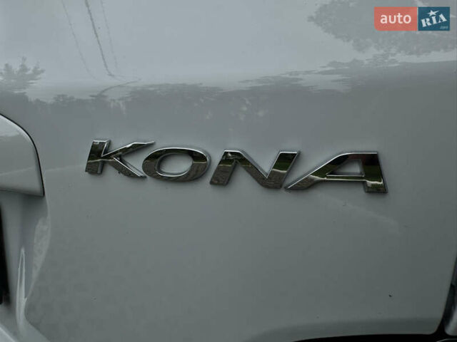 Белый Хендай Kona Electric, объемом двигателя 0 л и пробегом 103 тыс. км за 17999 $, фото 132 на Automoto.ua