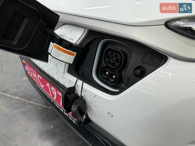 Белый Хендай Kona Electric, объемом двигателя 0 л и пробегом 92 тыс. км за 18983 $, фото 7 на Automoto.ua
