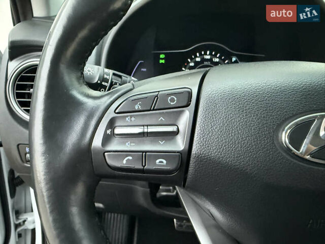 Белый Хендай Kona Electric, объемом двигателя 0 л и пробегом 96 тыс. км за 19500 $, фото 60 на Automoto.ua