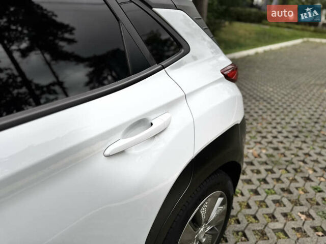 Белый Хендай Kona Electric, объемом двигателя 0 л и пробегом 103 тыс. км за 17999 $, фото 115 на Automoto.ua