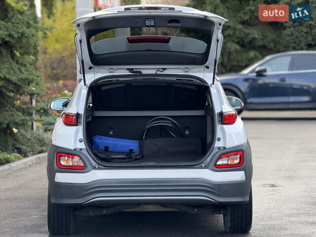 Белый Хендай Kona Electric, объемом двигателя 0 л и пробегом 150 тыс. км за 16960 $, фото 18 на Automoto.ua