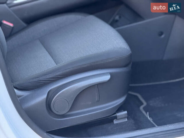 Белый Хендай Kona Electric, объемом двигателя 0 л и пробегом 80 тыс. км за 16900 $, фото 39 на Automoto.ua