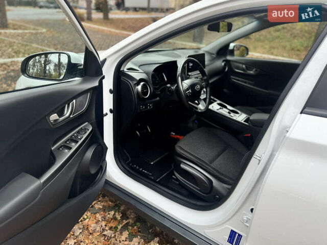 Белый Хендай Kona Electric, объемом двигателя 0 л и пробегом 59 тыс. км за 16900 $, фото 18 на Automoto.ua