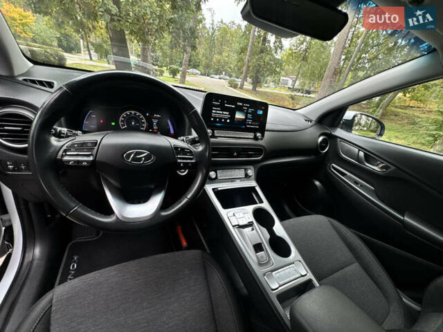 Белый Хендай Kona Electric, объемом двигателя 0 л и пробегом 103 тыс. км за 17999 $, фото 110 на Automoto.ua