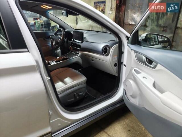 Білий Хендай Kona Electric, об'ємом двигуна 0 л та пробігом 78 тис. км за 17900 $, фото 32 на Automoto.ua