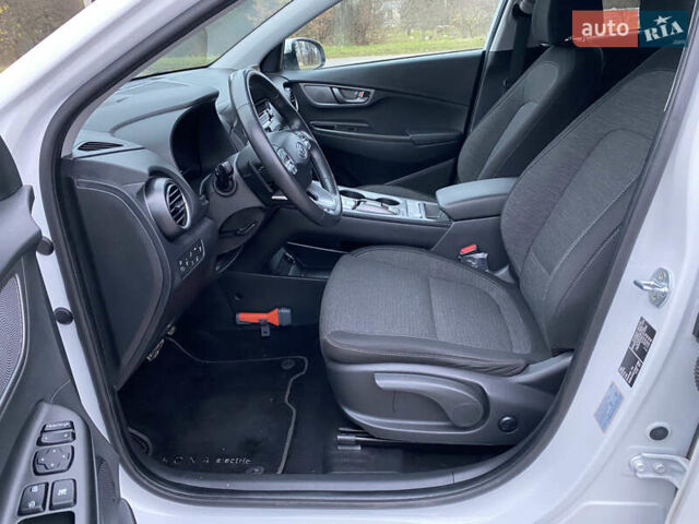 Белый Хендай Kona Electric, объемом двигателя 0 л и пробегом 166 тыс. км за 16900 $, фото 14 на Automoto.ua
