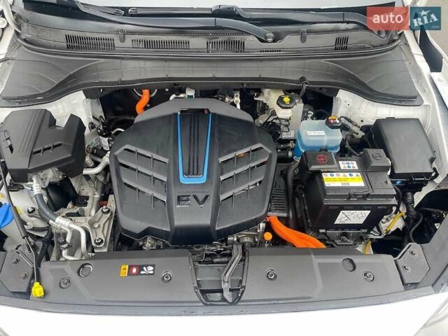 Білий Хендай Kona Electric, об'ємом двигуна 0 л та пробігом 158 тис. км за 16500 $, фото 33 на Automoto.ua