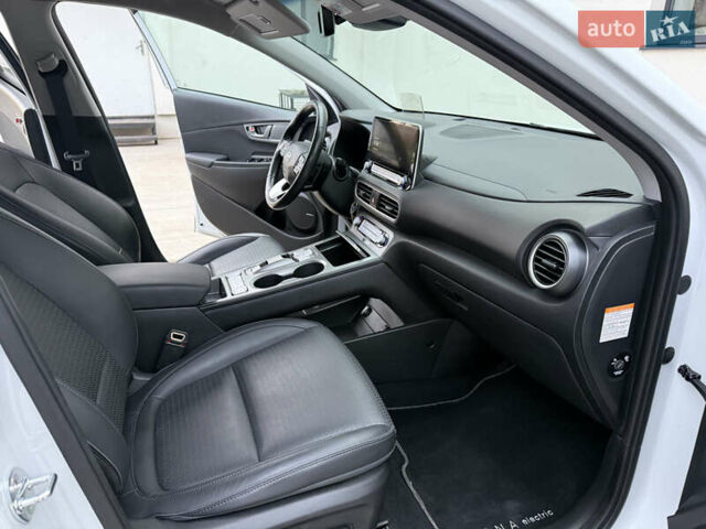 Белый Хендай Kona Electric, объемом двигателя 0 л и пробегом 96 тыс. км за 19500 $, фото 43 на Automoto.ua