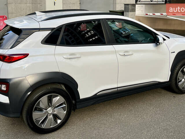 Белый Хендай Kona Electric, объемом двигателя 0 л и пробегом 115 тыс. км за 16900 $, фото 28 на Automoto.ua