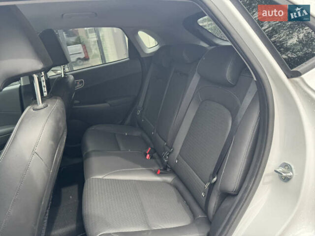 Белый Хендай Kona Electric, объемом двигателя 0 л и пробегом 124 тыс. км за 17600 $, фото 7 на Automoto.ua