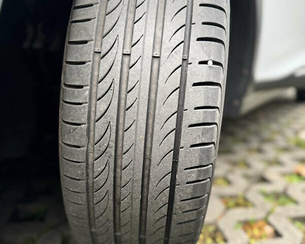 Белый Хендай Kona Electric, объемом двигателя 0 л и пробегом 103 тыс. км за 17999 $, фото 86 на Automoto.ua