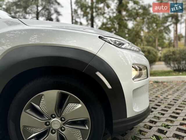 Белый Хендай Kona Electric, объемом двигателя 0 л и пробегом 103 тыс. км за 17999 $, фото 35 на Automoto.ua