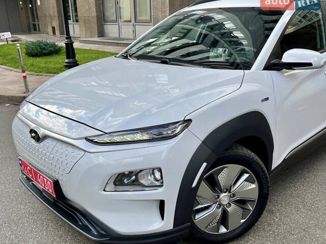 Белый Хендай Kona Electric, объемом двигателя 0 л и пробегом 115 тыс. км за 16900 $, фото 4 на Automoto.ua