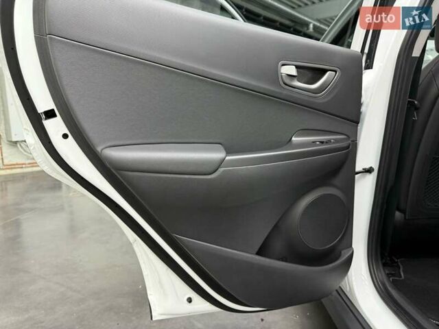 Белый Хендай Kona Electric, объемом двигателя 0 л и пробегом 92 тыс. км за 18983 $, фото 26 на Automoto.ua