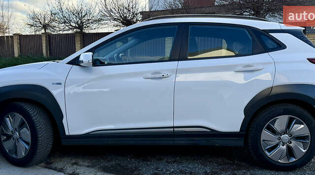 Белый Хендай Kona Electric, объемом двигателя 0 л и пробегом 95 тыс. км за 17500 $, фото 8 на Automoto.ua
