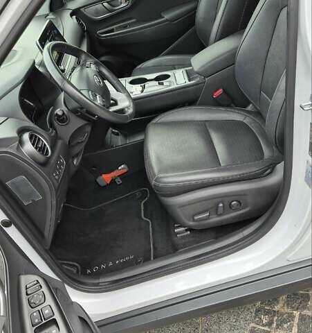 Белый Хендай Kona Electric, объемом двигателя 0 л и пробегом 82 тыс. км за 20437 $, фото 7 на Automoto.ua