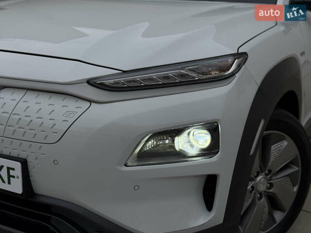 Белый Хендай Kona Electric, объемом двигателя 0 л и пробегом 96 тыс. км за 19500 $, фото 1 на Automoto.ua