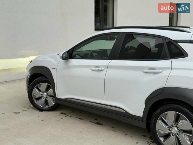 Белый Хендай Kona Electric, объемом двигателя 0 л и пробегом 96 тыс. км за 19500 $, фото 26 на Automoto.ua