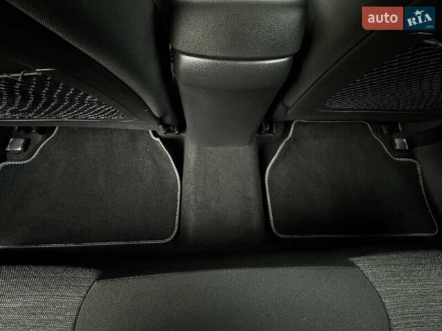 Белый Хендай Kona Electric, объемом двигателя 0 л и пробегом 58 тыс. км за 17499 $, фото 87 на Automoto.ua