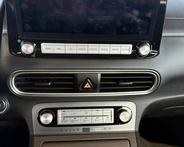 Белый Хендай Kona Electric, объемом двигателя 0 л и пробегом 95 тыс. км за 17500 $, фото 16 на Automoto.ua