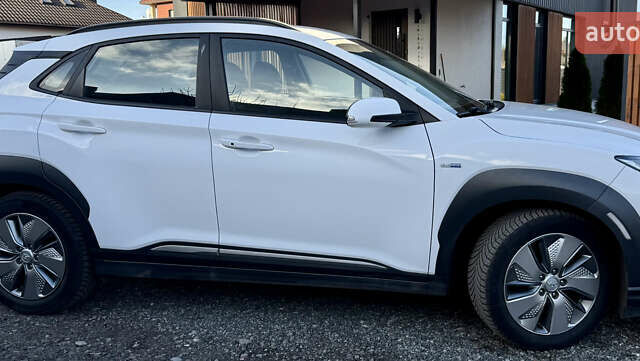 Белый Хендай Kona Electric, объемом двигателя 0 л и пробегом 95 тыс. км за 17500 $, фото 5 на Automoto.ua
