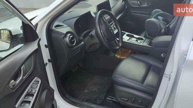 Білий Хендай Kona Electric, об'ємом двигуна 0 л та пробігом 59 тис. км за 23500 $, фото 11 на Automoto.ua