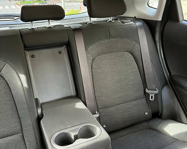 Белый Хендай Kona Electric, объемом двигателя 0 л и пробегом 115 тыс. км за 16900 $, фото 33 на Automoto.ua