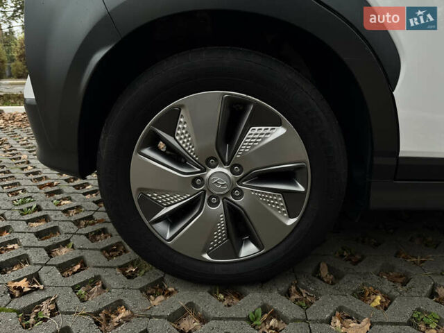 Белый Хендай Kona Electric, объемом двигателя 0 л и пробегом 58 тыс. км за 17499 $, фото 69 на Automoto.ua