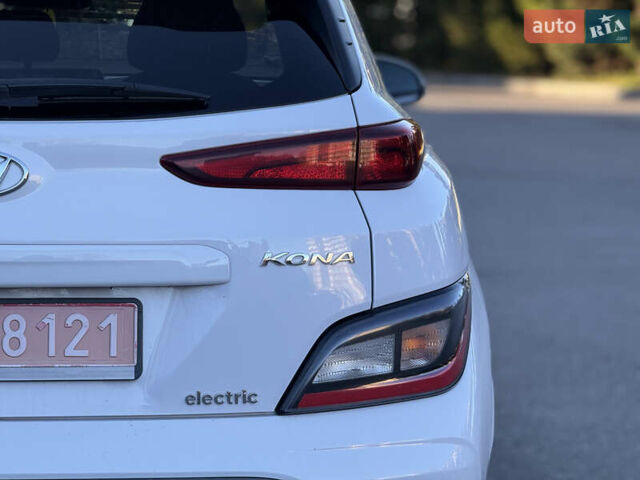 Белый Хендай Kona Electric, объемом двигателя 0 л и пробегом 80 тыс. км за 16900 $, фото 20 на Automoto.ua