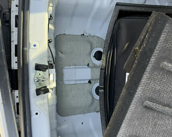 Белый Хендай Kona Electric, объемом двигателя 0 л и пробегом 50 тыс. км за 10599 $, фото 10 на Automoto.ua