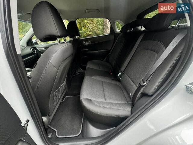 Белый Хендай Kona Electric, объемом двигателя 0 л и пробегом 103 тыс. км за 17999 $, фото 53 на Automoto.ua