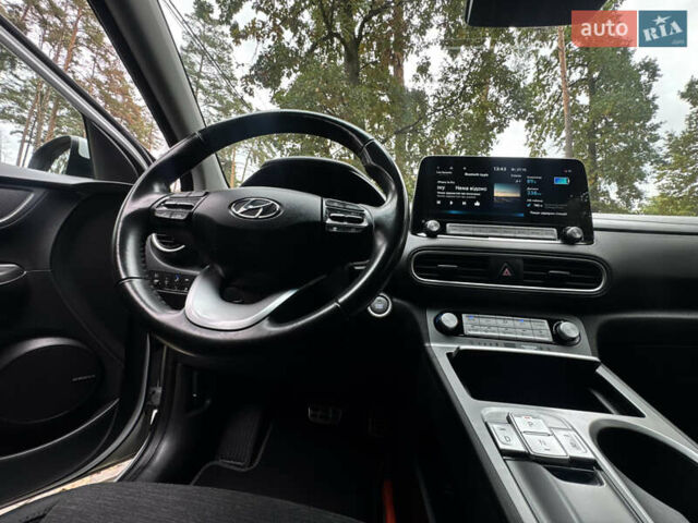 Белый Хендай Kona Electric, объемом двигателя 0 л и пробегом 103 тыс. км за 17999 $, фото 112 на Automoto.ua
