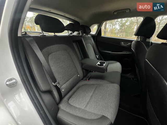 Белый Хендай Kona Electric, объемом двигателя 0 л и пробегом 59 тыс. км за 16900 $, фото 35 на Automoto.ua