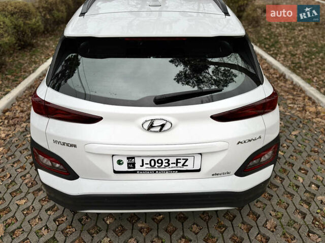 Белый Хендай Kona Electric, объемом двигателя 0 л и пробегом 58 тыс. км за 17499 $, фото 9 на Automoto.ua