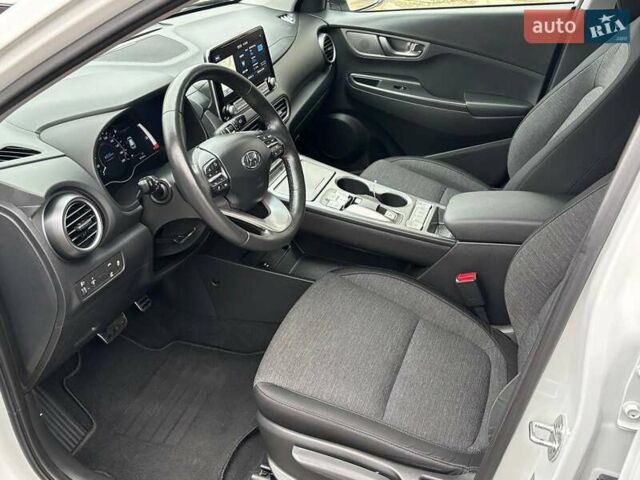 Білий Хендай Kona Electric, об'ємом двигуна 0 л та пробігом 102 тис. км за 15700 $, фото 15 на Automoto.ua