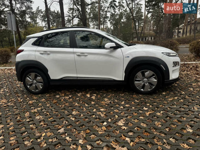 Белый Хендай Kona Electric, объемом двигателя 0 л и пробегом 59 тыс. км за 16900 $, фото 12 на Automoto.ua
