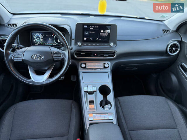 Белый Хендай Kona Electric, объемом двигателя 0 л и пробегом 80 тыс. км за 16900 $, фото 23 на Automoto.ua