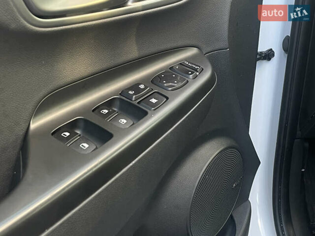 Білий Хендай Kona Electric, об'ємом двигуна 0 л та пробігом 125 тис. км за 17800 $, фото 21 на Automoto.ua