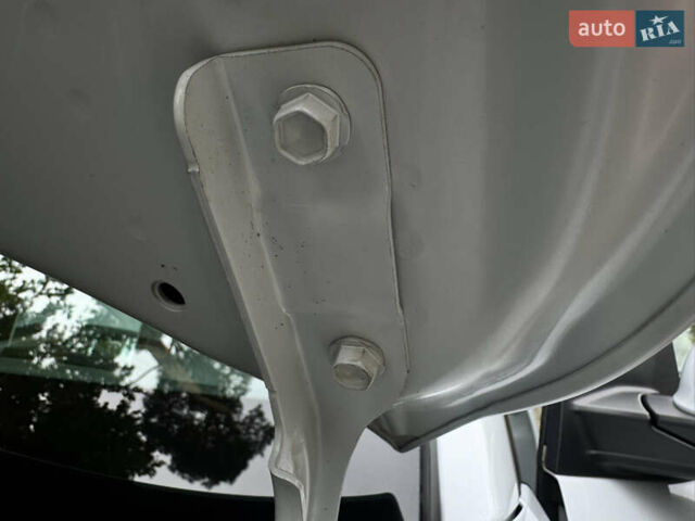 Белый Хендай Kona Electric, объемом двигателя 0 л и пробегом 103 тыс. км за 17999 $, фото 90 на Automoto.ua