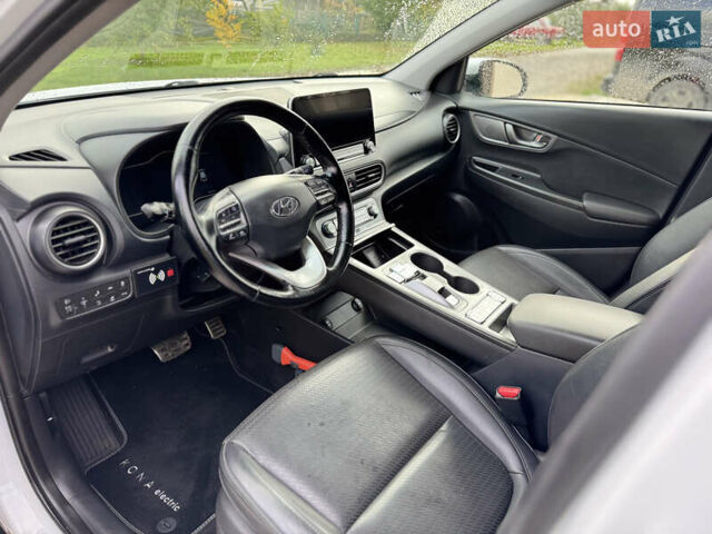 Белый Хендай Kona Electric, объемом двигателя 0 л и пробегом 107 тыс. км за 18465 $, фото 6 на Automoto.ua