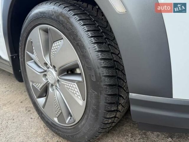 Білий Хендай Kona Electric, об'ємом двигуна 0 л та пробігом 64 тис. км за 14950 $, фото 18 на Automoto.ua